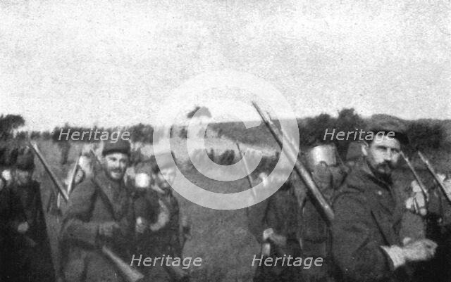 ''La Bataille de la Marne; Un bataillon en ligne de sections monte au feu', 1914. Creator: Unknown.