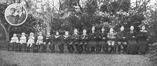 'Les belles familles; les quinze enfants de M. et Mme Lestienne; dans le medaillon, les..., 1916. Creator: Unknown.