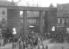 'La Nouvelle Europe; Le regime communiste a Budapest; un arc de triomphe, place Andrassy..., 1919. Creator: Unknown.