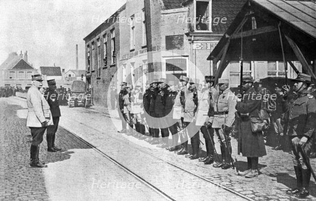 'Une solennite militaire unique; Un homme de troupe aligne avec douze Generaux', 1915. Creator: Unknown.