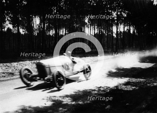 Jimmy Murphy driving a Duesenberg to victory in the French Grand Prix, Le Mans, 1921. Artist: Unknown