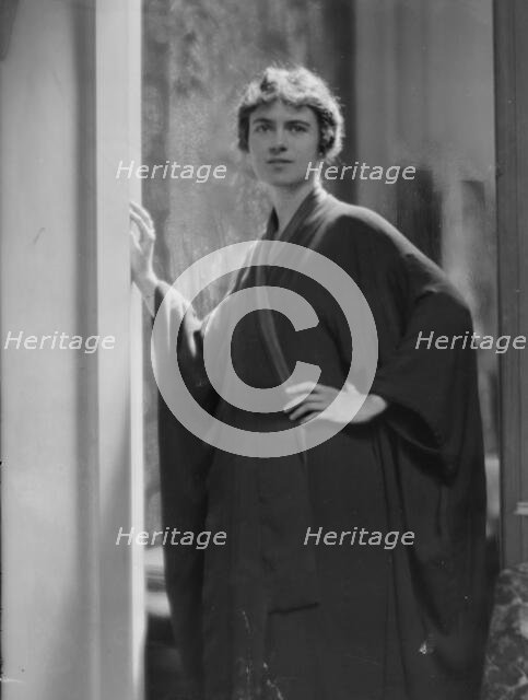 Hill, Douglas, Miss, portrait photograph, 1916. Creator: Arnold Genthe.