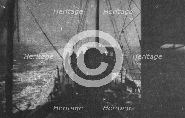 'Le "Goeben" contre le torpilleur "Schastlivyi" (21 sept. 1915); Le croiseur germano-turc..., 1915. Creator: Unknown.