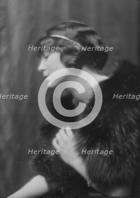 Scheftel, Walter, Mrs., portrait photograph, 1912 Nov. 21. Creator: Arnold Genthe.