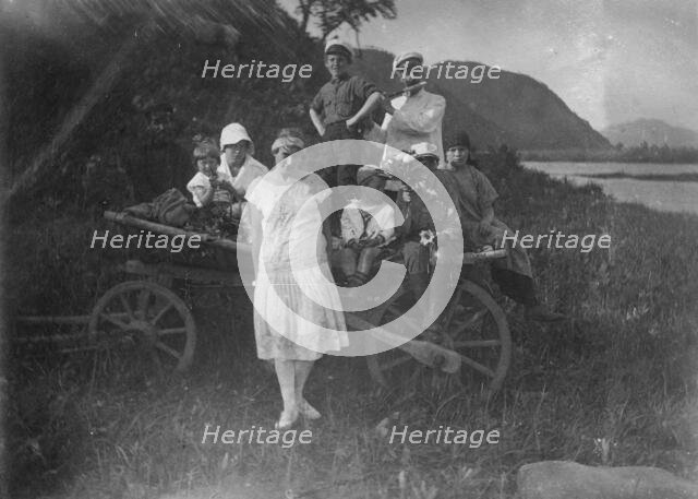 Mikhail Alekseevich. Pavlov with his Family and Acquaintances on a Picnic, 1920s. Creator: Unknown.