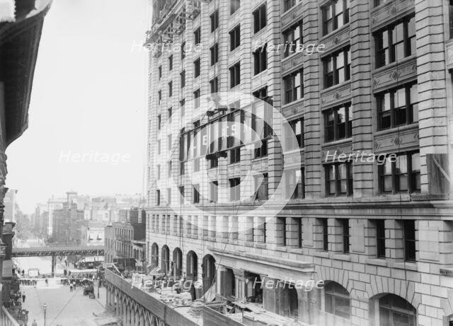 Hoisting 46 ton girder on Cons. Gas Co's Bldg., 1913. Creator: Bain News Service.