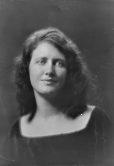 Miss Wynne Pyle, portrait photograph, 1919 June 6. Creator: Arnold Genthe.