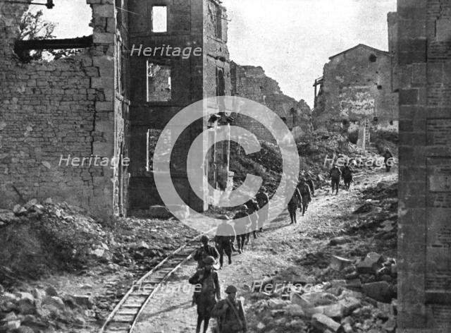 ''En Argonne; Soldats americains traversant les ruines de la petite ville historique de..., 1918. Creator: Unknown.