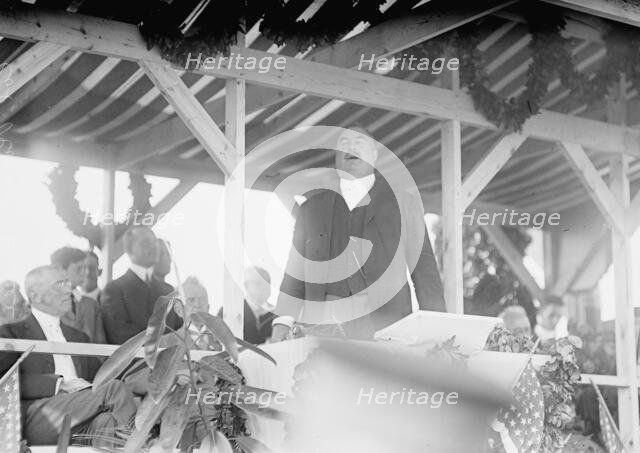 Confederate Monument - Arlington National Cemetery. Col. Robert E. Lee, Grandson of The..., 1914. Creator: Harris & Ewing.