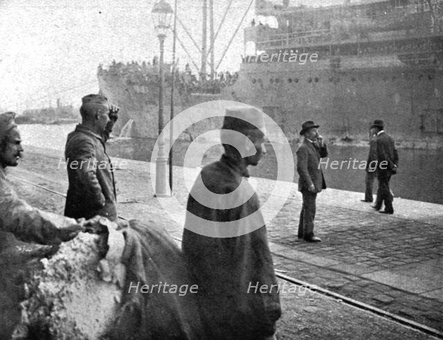 'Les Premiers Contingents Americains en France; Prisonniers allemands regardant l'arrivee', 1917. Creator: Unknown.