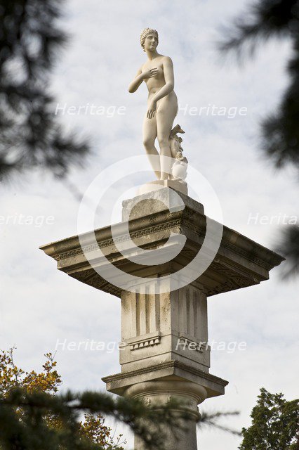 Venus de Medici statue on a Doric column, Chiswick House, Hounslow, London, c1980-c2017. Artist: Historic England Staff Photographer.