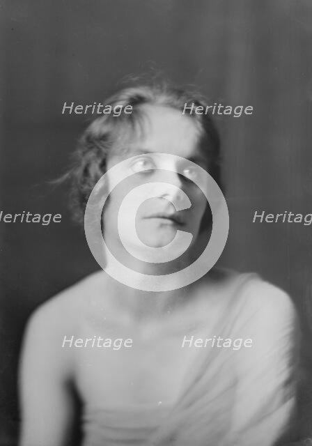 Isadora Duncan dancer, portrait photograph, between 1915 and 1923. Creator: Arnold Genthe.