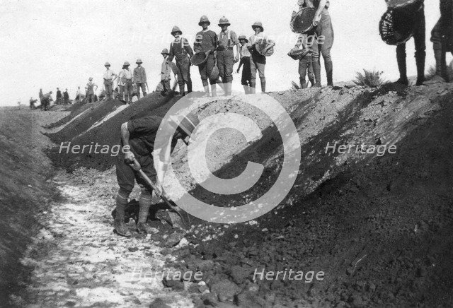 D Company, 1/5 RWR work party, near Baghdad, 1918. Artist: Unknown