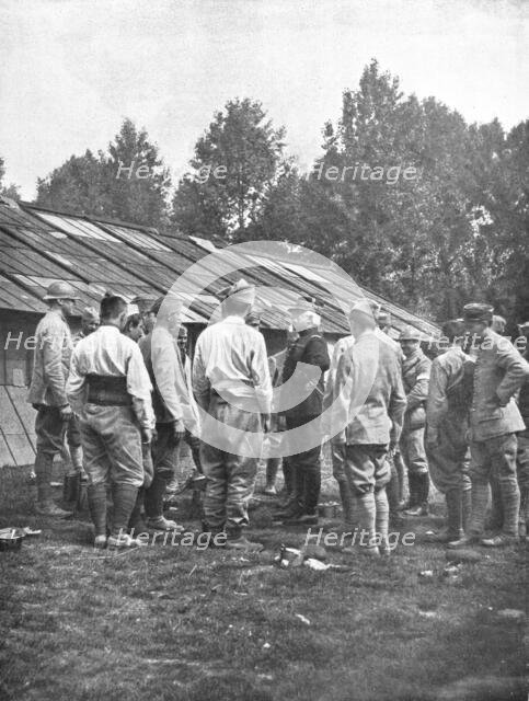 'La Bataille de la Somme; La recompense d'un groupe de braves', 1916. Creator: Unknown.