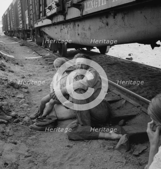 His family traveled with him on the freights, Washington, Toppenish, Yakima Valley, 1939. Creator: Dorothea Lange.