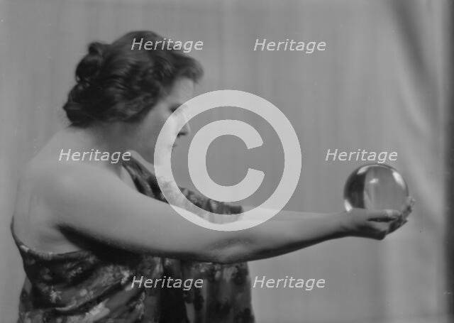 Bara, Theda, Miss, portrait photograph, 1916 Nov. 11. Creator: Arnold Genthe.