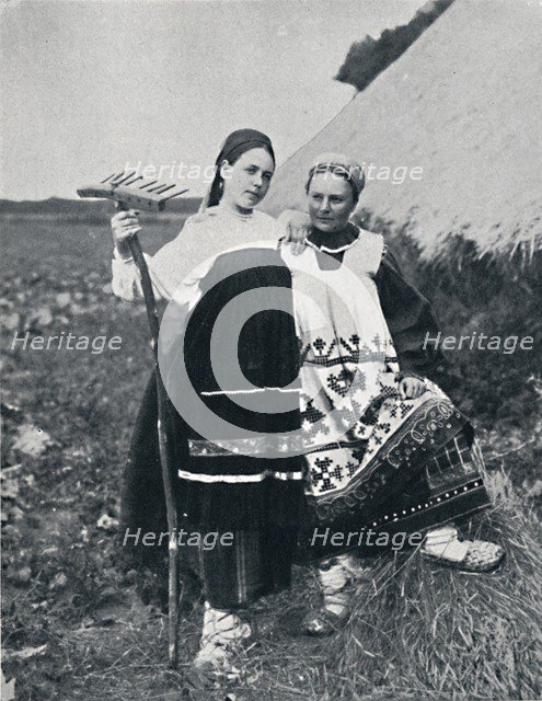 Two women of Ryazan, Central Russia, 1912. Artist: J Daziaro.