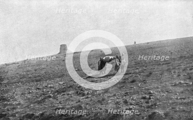 'Notre offensive en Macedoine; La releve des blesses au col de Gornitchevo, a l'Ouest du lac d'Ostro Creator: Unknown.