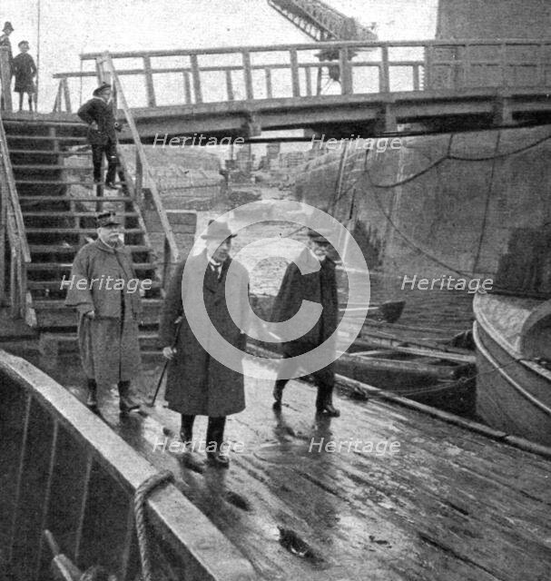 'La Mission Joffre-Viviani en Amerique; Arrivee, sur le ponton d'embarquement, le 18 avril 1917. Creator: Unknown.