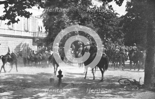 'Apres la prise de Gorizia - La cavalerie italienne devant le Palais du Commandement', 1916. Creator: Unknown.