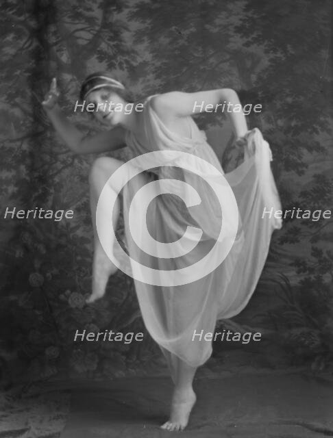 Beyer, Hilda, Miss, 1913 June 27. Creator: Arnold Genthe.