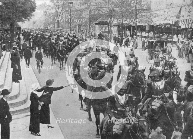 'French cuirassiers riding through the streets of Paris on their way on the front', 1914. Artist: Unknown.