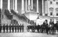 'Le "Soldat Inconnu" Americain; les corps quitte le Capitole pour etre transporte au..., 1921. Creator: Unknown.
