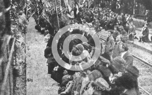 'Le "Soldat Inconnu" italien; la population agenouillee le long du trajet: les hommes avec...1921. Creator: Unknown.