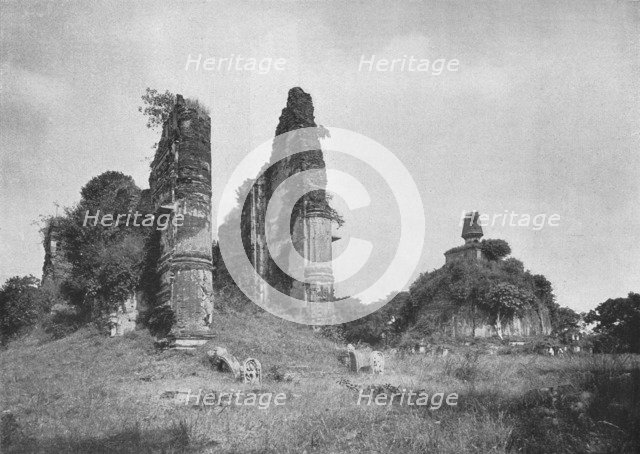 'Jetawanarama und Kiri-Dagoba (12. Jahrhundert n. Chr.), Pollonneruwa', 1926. Artist: Unknown.