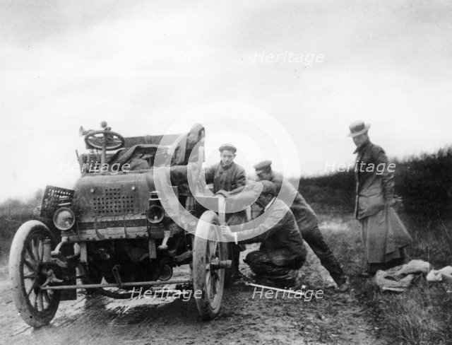 1000 Mile trial; SF Edge reparing a puncture, 1900. Artist: Unknown