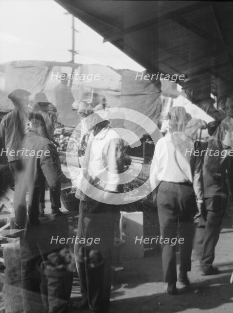 Market scene, New Orleans, between 1920 and 1926. Creator: Arnold Genthe.