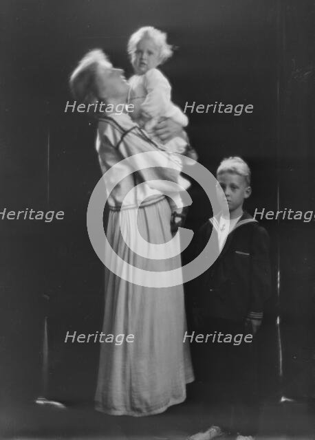Duncan, Augustin, Mrs., and children, portrait photograph, between 1915 and 1921. Creator: Arnold Genthe.