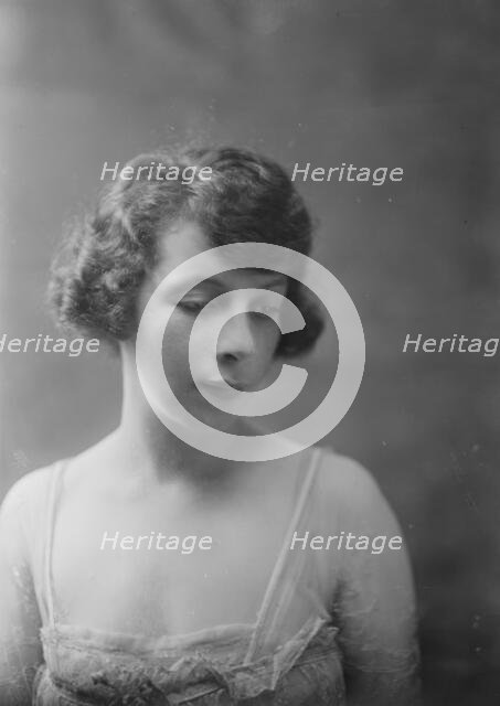 Miss Lorna Mallinson, portrait photograph, 1918 Nov. 15. Creator: Arnold Genthe.