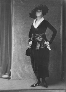 Betty, Miss, portrait photograph, 1917 Sept. 27. Creator: Arnold Genthe.