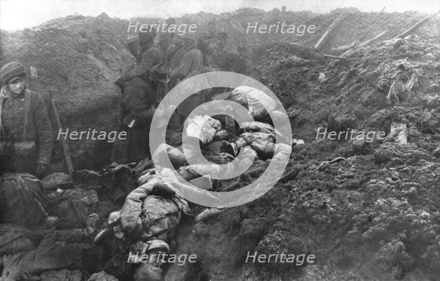 'Dans les Hauts-de-Meuse; une heure apres l'assaut: une tranchee allemande enlevee', 1915. Creator: Unknown.