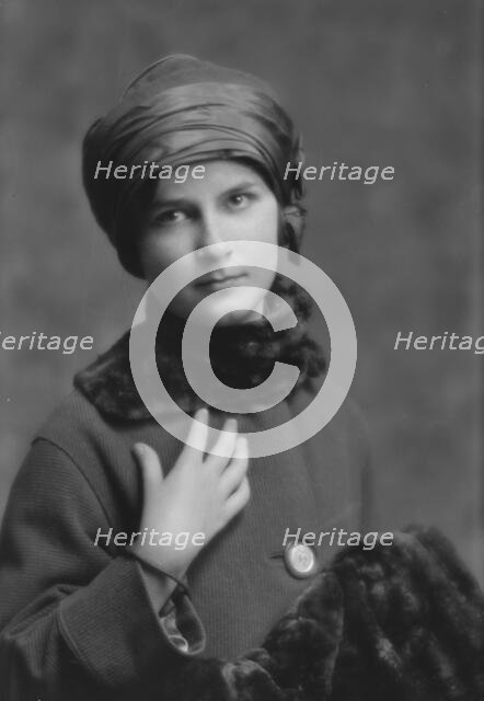 Graham, Dorothy, Miss, portrait photograph, 1914 Sept. 30. Creator: Arnold Genthe.