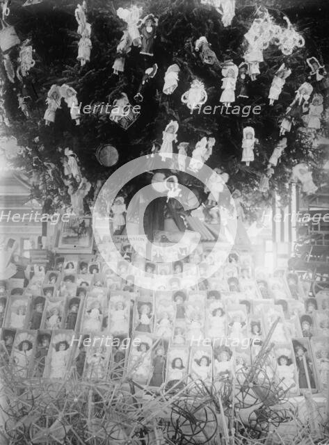 Christmas, Show Window, between c1910 and c1915. Creator: Bain News Service.