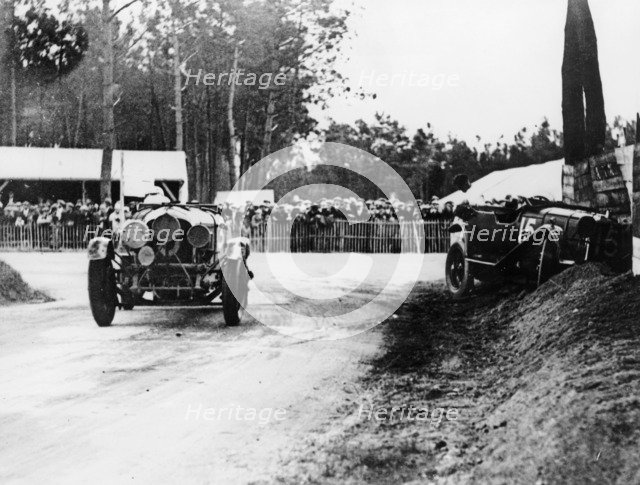Bentley passing crashed Lagonda, Le Mans 24 Hours, 1928. Artist: Unknown