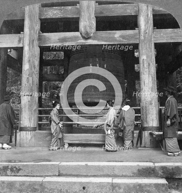 The great bell of Chion-in Temple, Kyoto, Japan, 1904.Artist: Underwood & Underwood