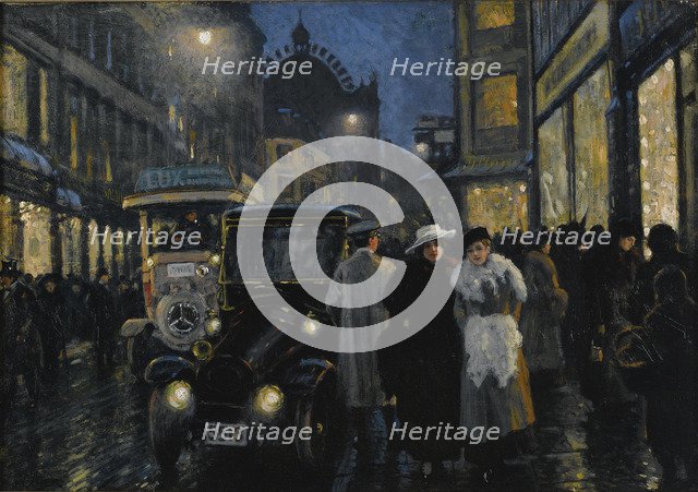 An evening stroll on the boulevard.