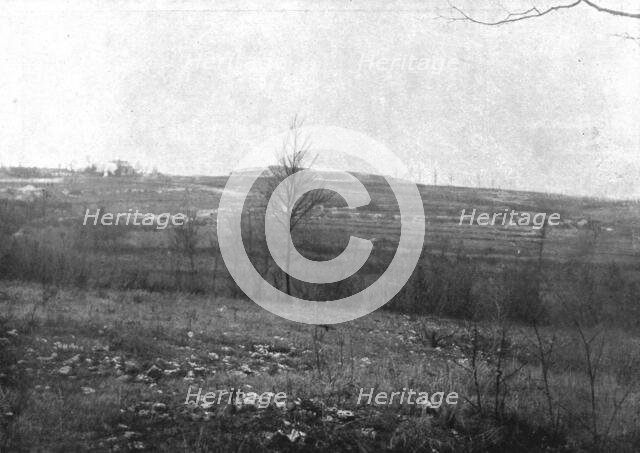 'La perte du fort de Vaux; Silhouette, vue du Sud-Est, du fort de Vaux attaque par..., 1916 (1924) Creator: Unknown.