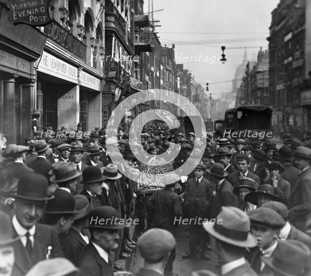 Crowd outside the Newspaper House, Fleet St looking east, City of London, before 1933.  Artist: George Davison Reid