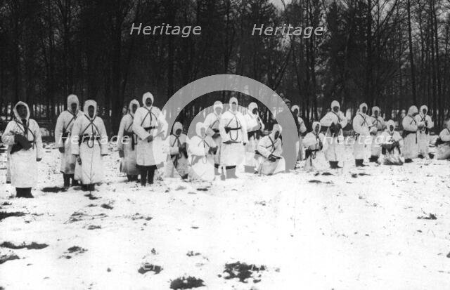 'Sur le Front Oriental; En Pologne: eclaireurs russes revetus de frocs de toile blanche..., 1915. Creator: Unknown.