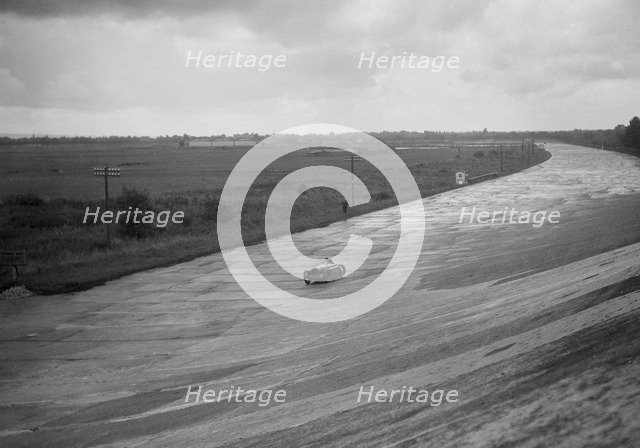Leon Cushman's Austin 7 racer making a speed record attempt, Brooklands, 8 August 1931. Artist: Bill Brunell.