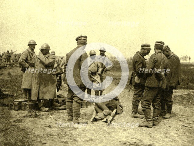 '' A l'est de Montdidier; Halte de prisonniers allemands ramenant un blesse', 1918. Creator: Unknown.