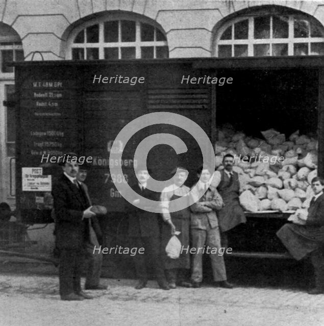 'Les envois de pain; aux prisonniers de guerre: Chargement de pain, a Berne, dans..., 1916. Creator: Unknown.