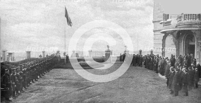 'L'etat Belge en Exil; La salut quotidien aux couleurs belges a Saint-Adresse', 1914. Creator: Unknown.