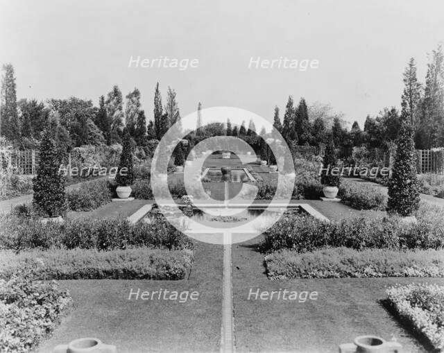"Beacon Hill House," Arthur Curtiss James house, Beacon Hill Road, Newport, Rhode Island, 1917. Creator: Frances Benjamin Johnston.