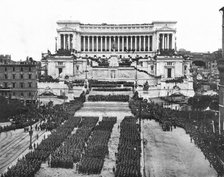 'Les "journees de la victoire" a Rome; les troupes italiennes massees au pied du monument..., 1920. Creator: D Anderson.