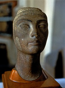 Unfinished bust of Nefertiti, it comes from Tell-el-Amarna.